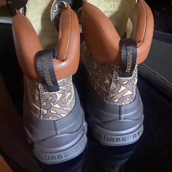 BRAND NEW Burberry Arthur TB Monogram Boots. IT 41 $1050. Comfortable no box - Picture 5 of 7